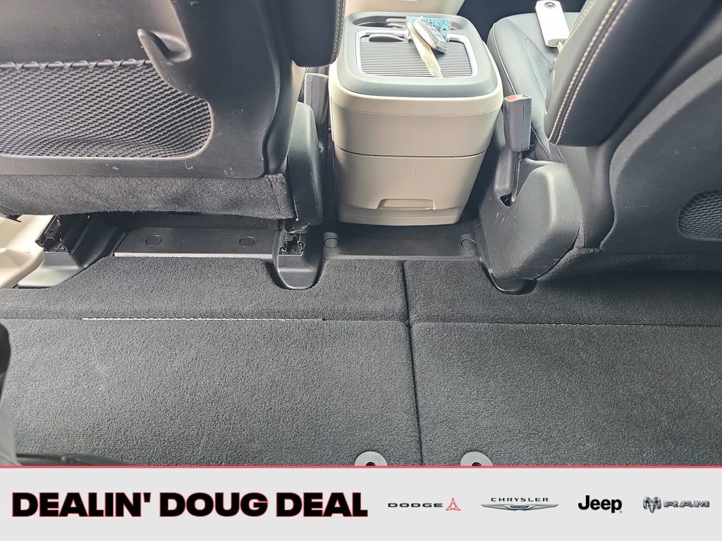 Used 2024 Chrysler Pacifica Touring-L image 25