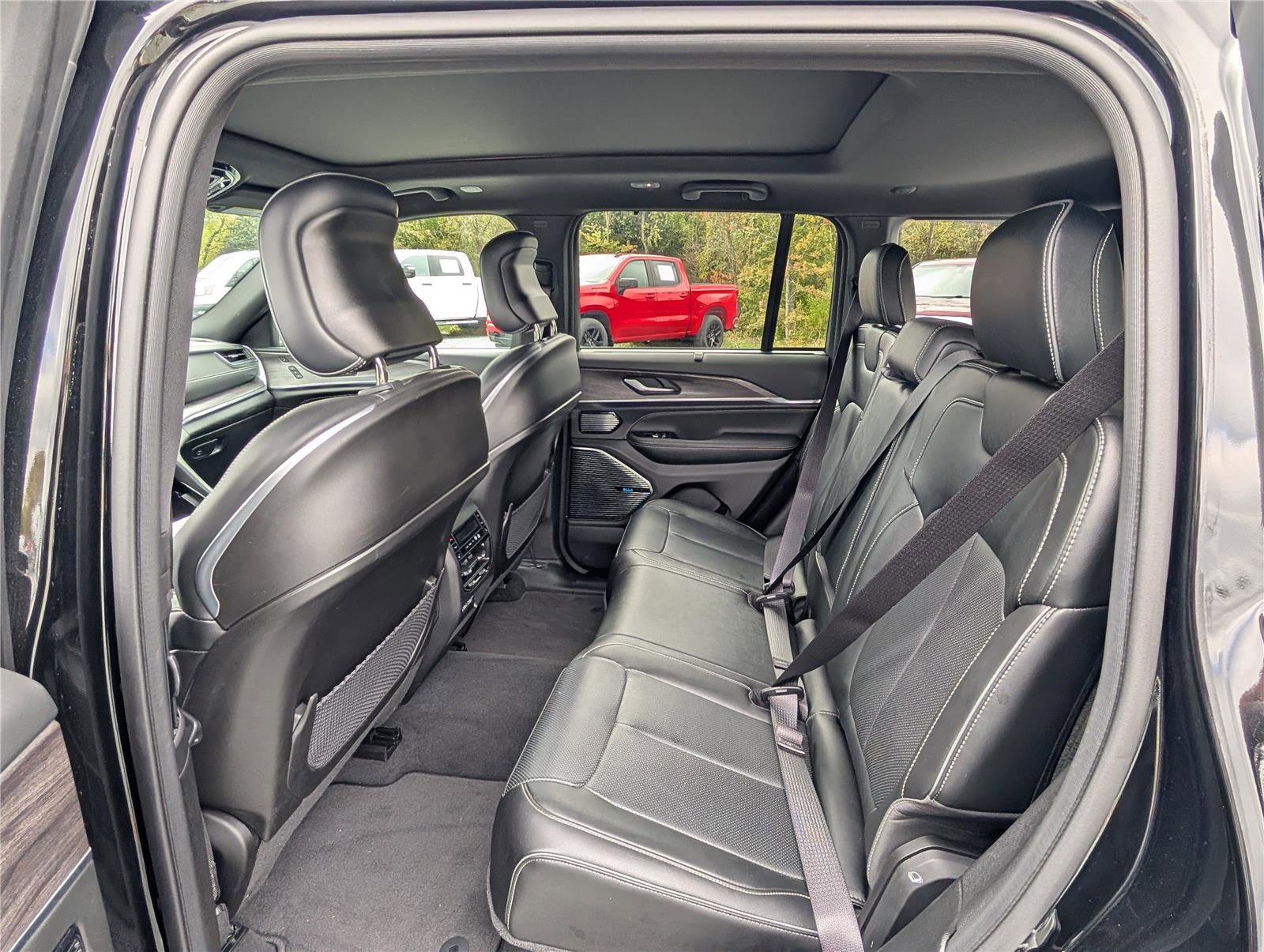 Used 2023 Jeep Grand Cherokee Overland w/ Advanced Protech Group III image 13