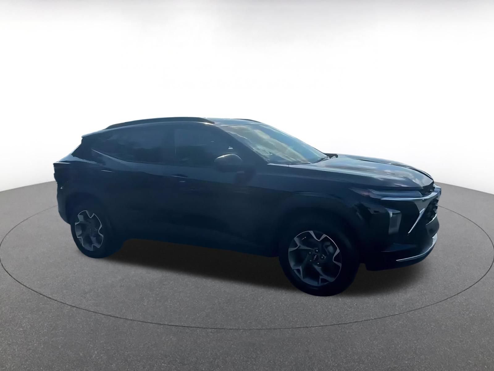 Used 2025 Chevrolet Trax LT FWD image 2