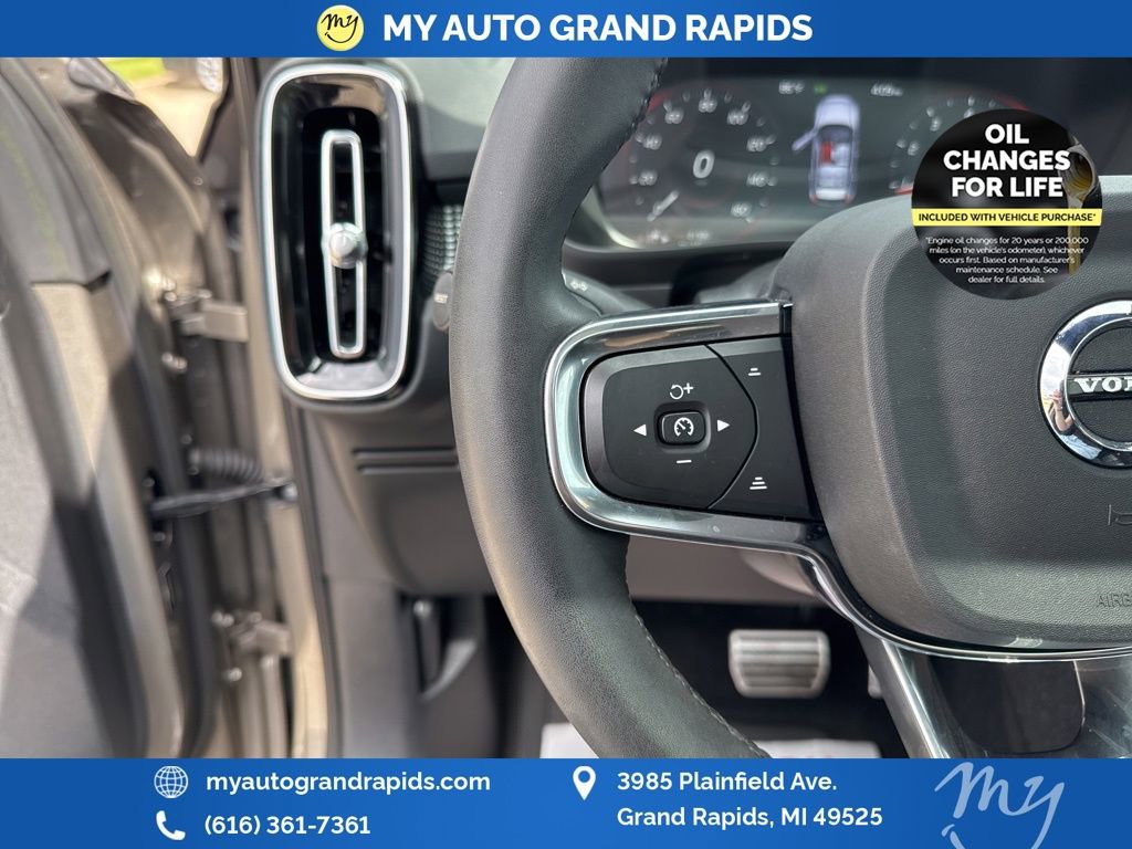 Used 2022 Volvo XC40 T5 R-Design w/ Advanced Package image 16