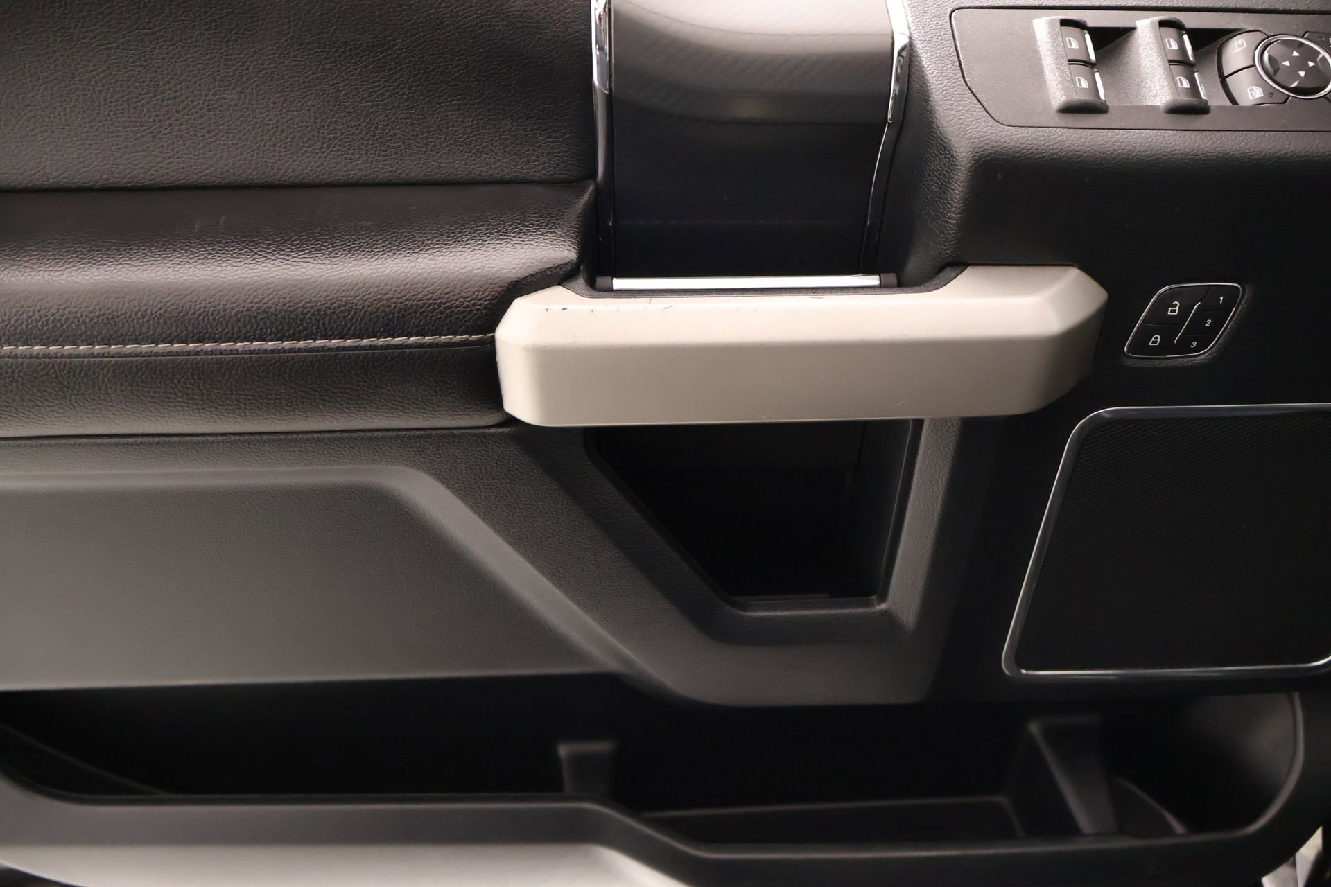 Used 2019 Ford F150 Lariat w/ Equipment Group 502A Luxury AWD/4WD image 17