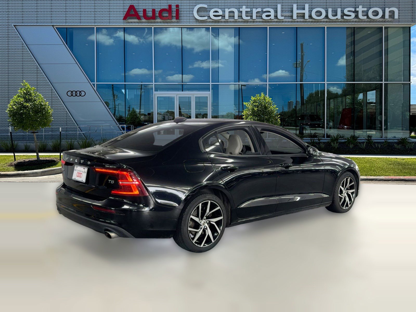 Used 2019 Volvo S60 T5 Momentum image 9