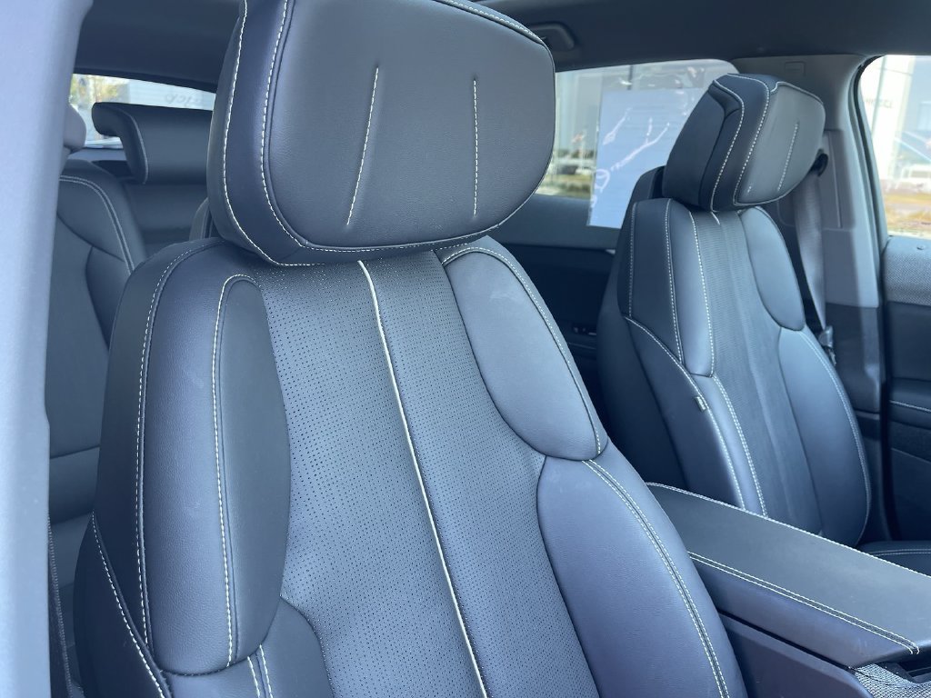 Certified 2025 Cadillac Optiq Luxury 2 w/ LPO, Floor Liner Package AWD/4WD image 41