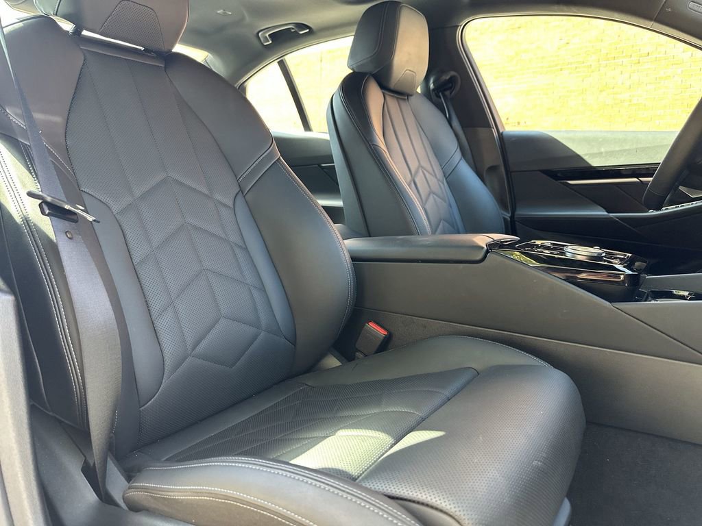 Used 2025 BMW 530i xDrive w/ Premium Package image 30