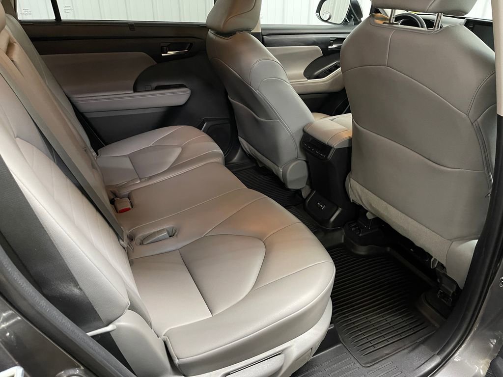 Used 2022 Toyota Highlander XLE image 22