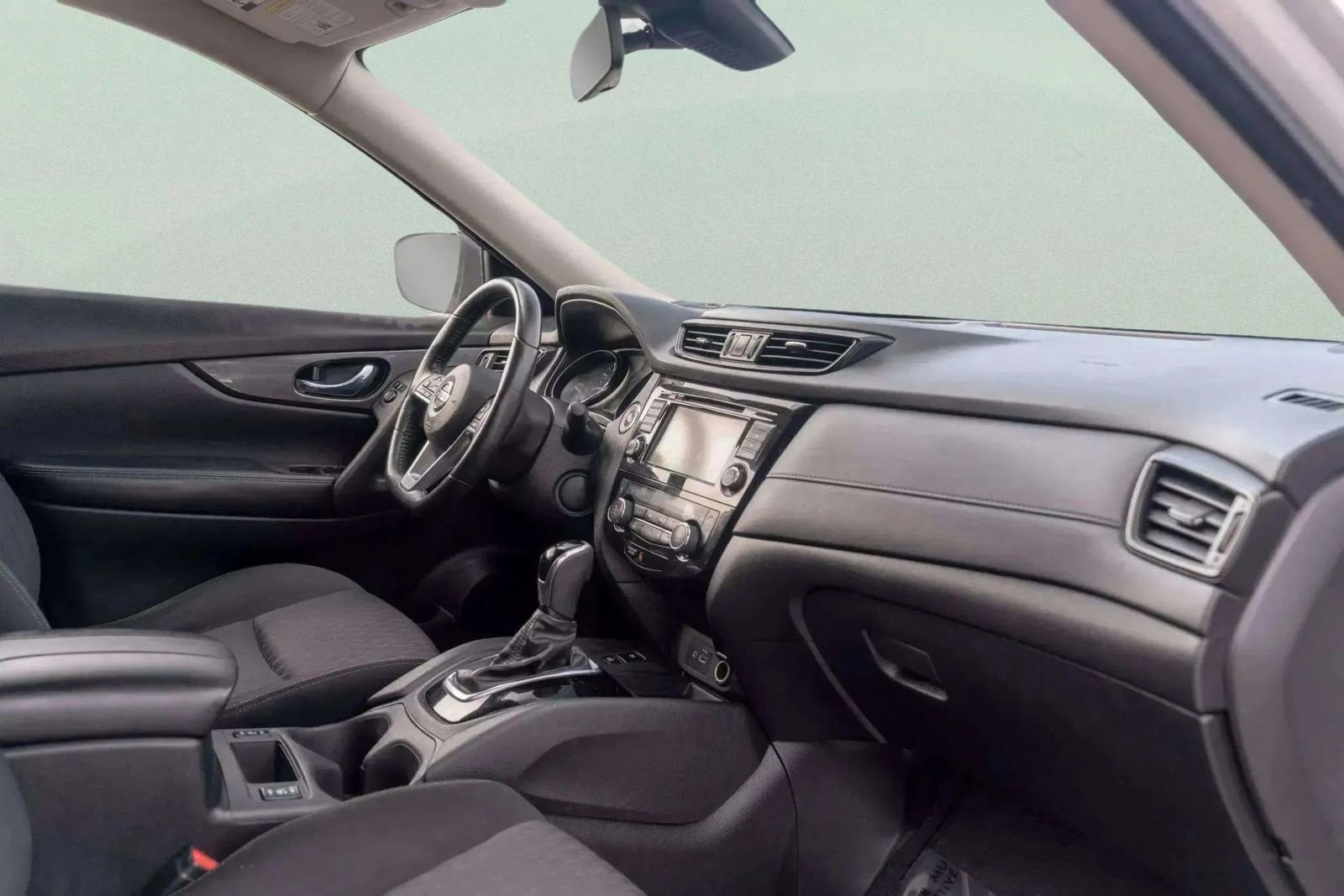 Used 2019 Nissan Rogue SV w/ Premium Package image 8