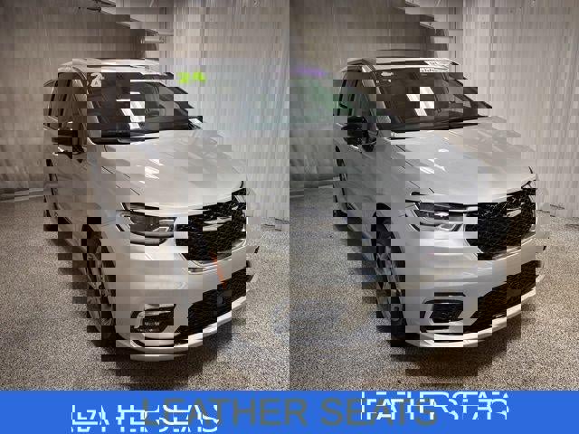 Used 2024 Chrysler Pacifica Limited image 3