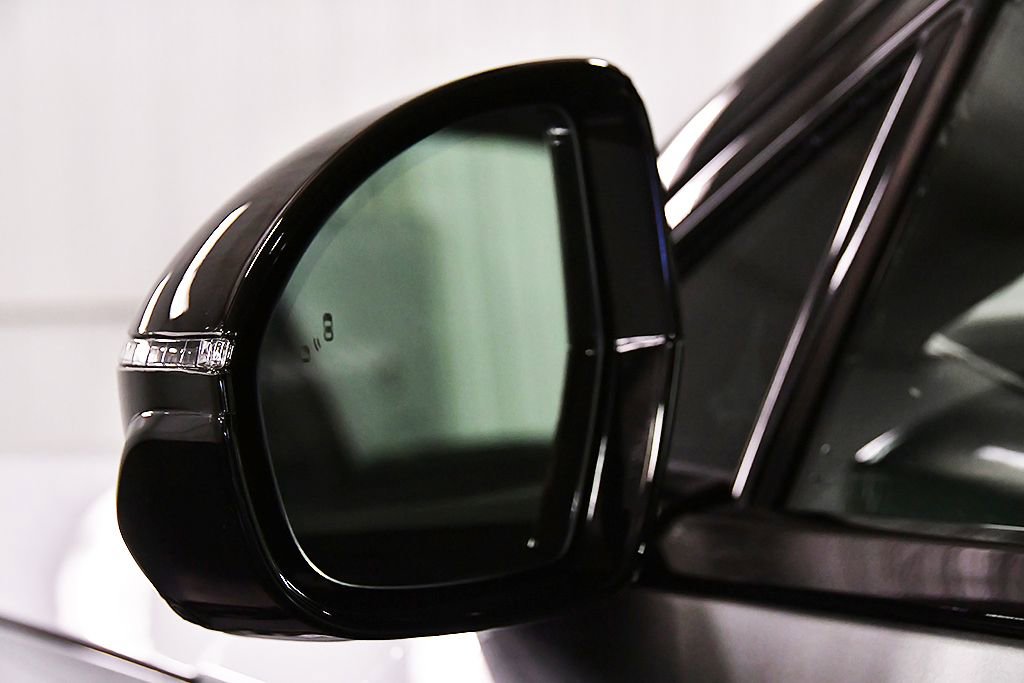 Used 2025 Lincoln Nautilus Reserve w/ Jet Appearance Package image 12