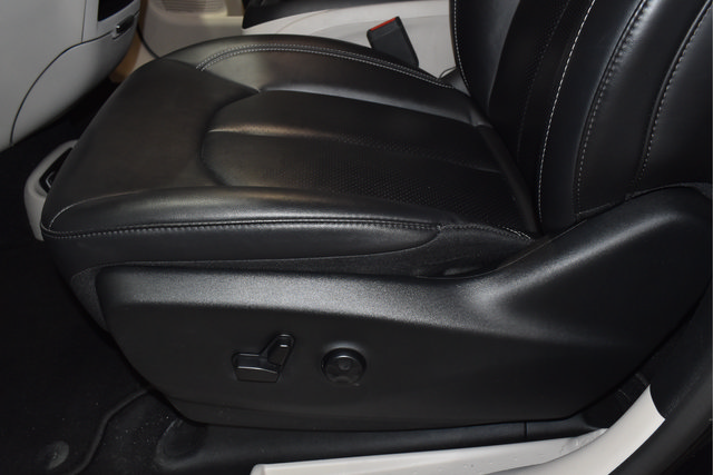Certified 2024 Chrysler Pacifica Touring-L FWD image 35