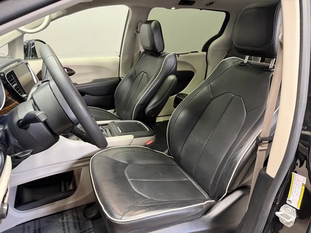 Used 2024 Chrysler Pacifica Limited image 13