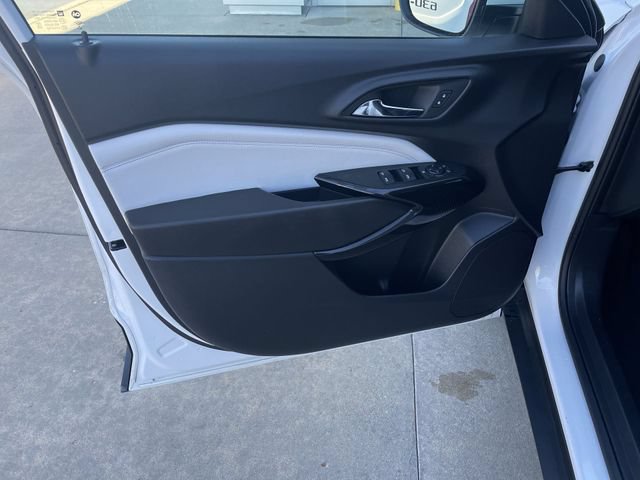 Used 2025 Chevrolet Trax LT FWD image 14