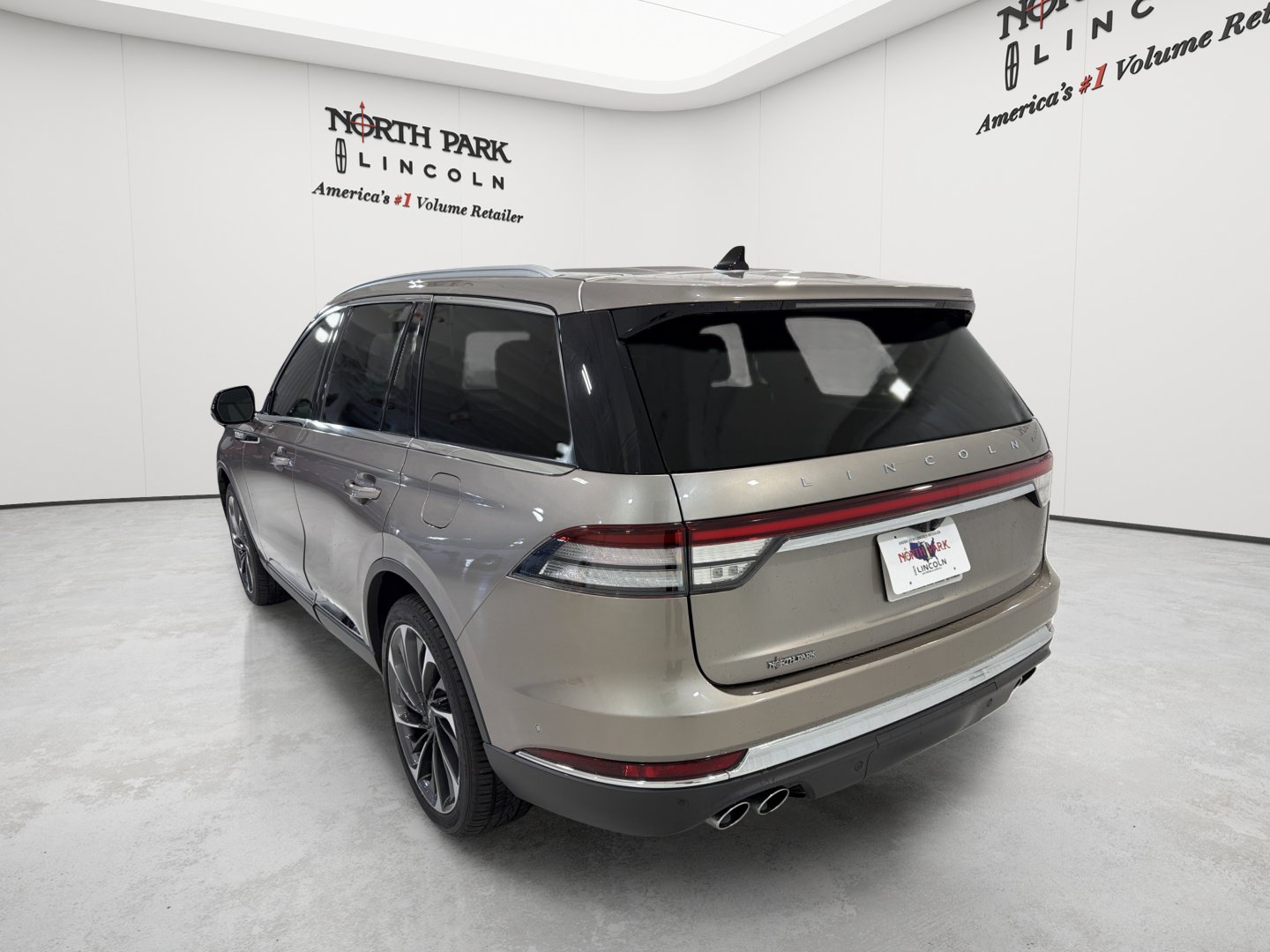 Used 2021 Lincoln Aviator Reserve w/ Equipment Group 202A AWD/4WD image 3