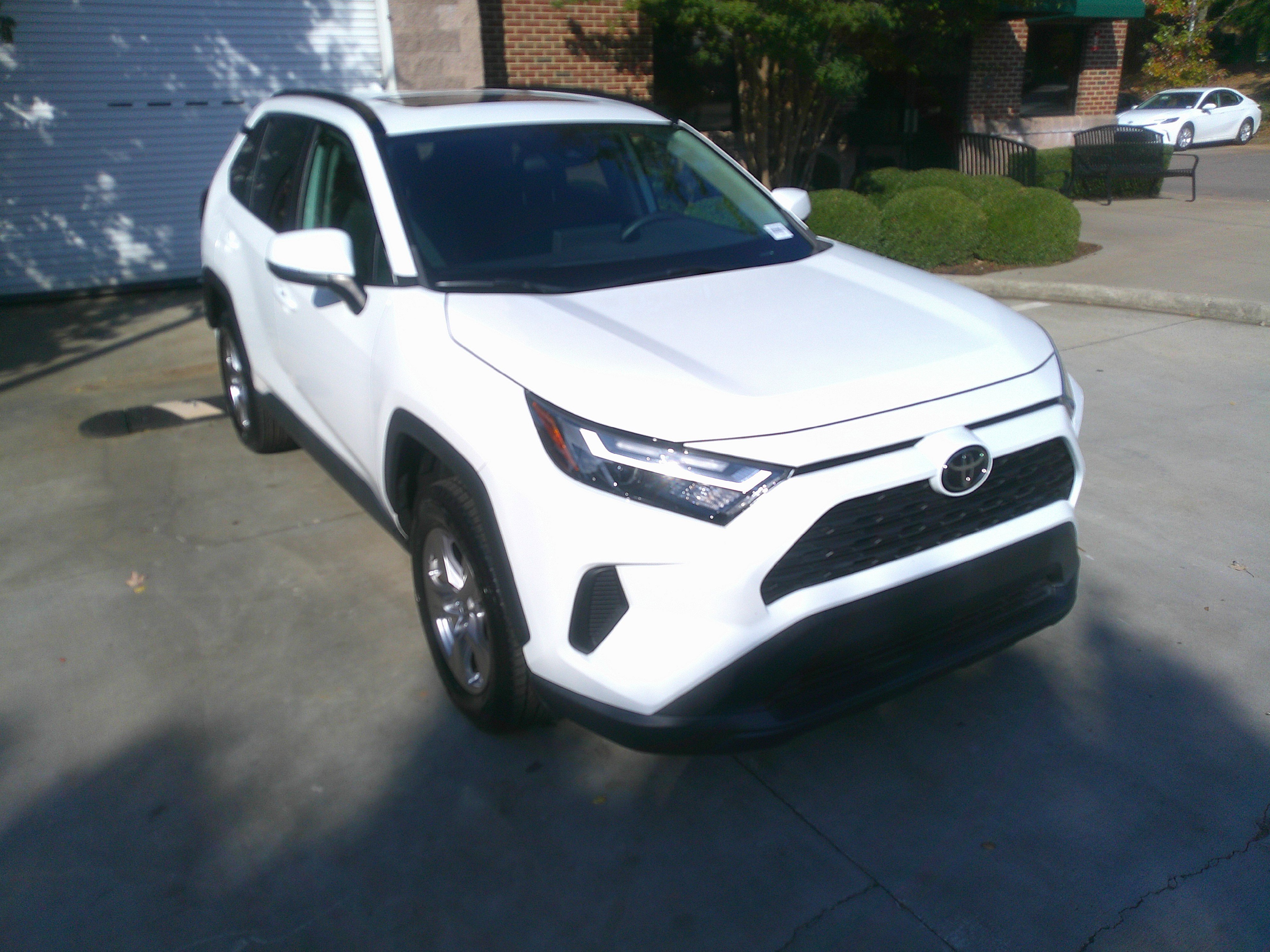 Used 2022 Toyota RAV4 XLE image 2