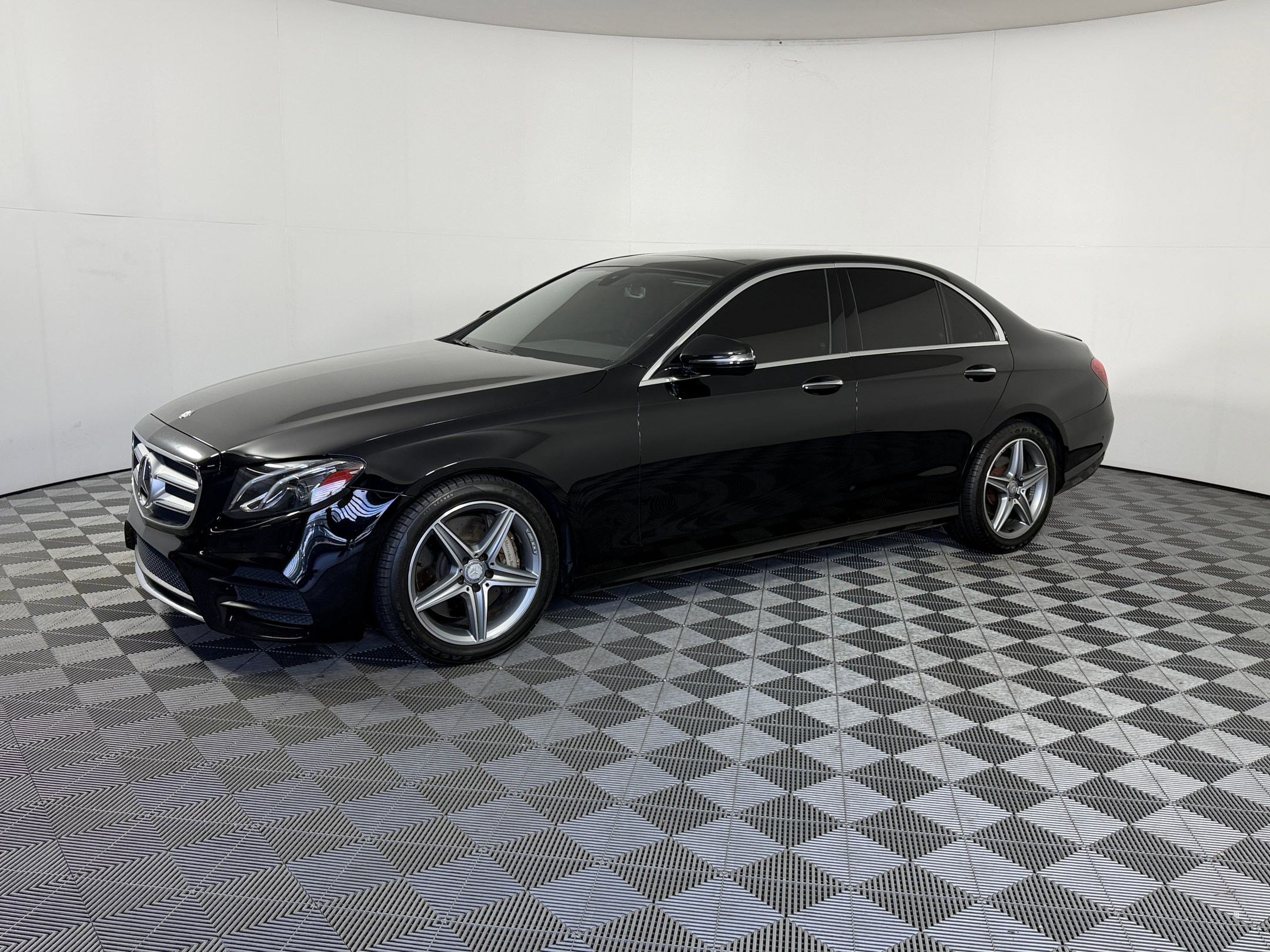 Used 2017 Mercedes-Benz E 300 4MATIC image 1