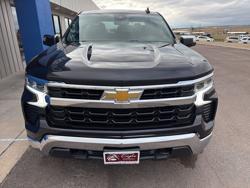Used 2022 Chevrolet Silverado 1500 LT AWD/4WD image 3