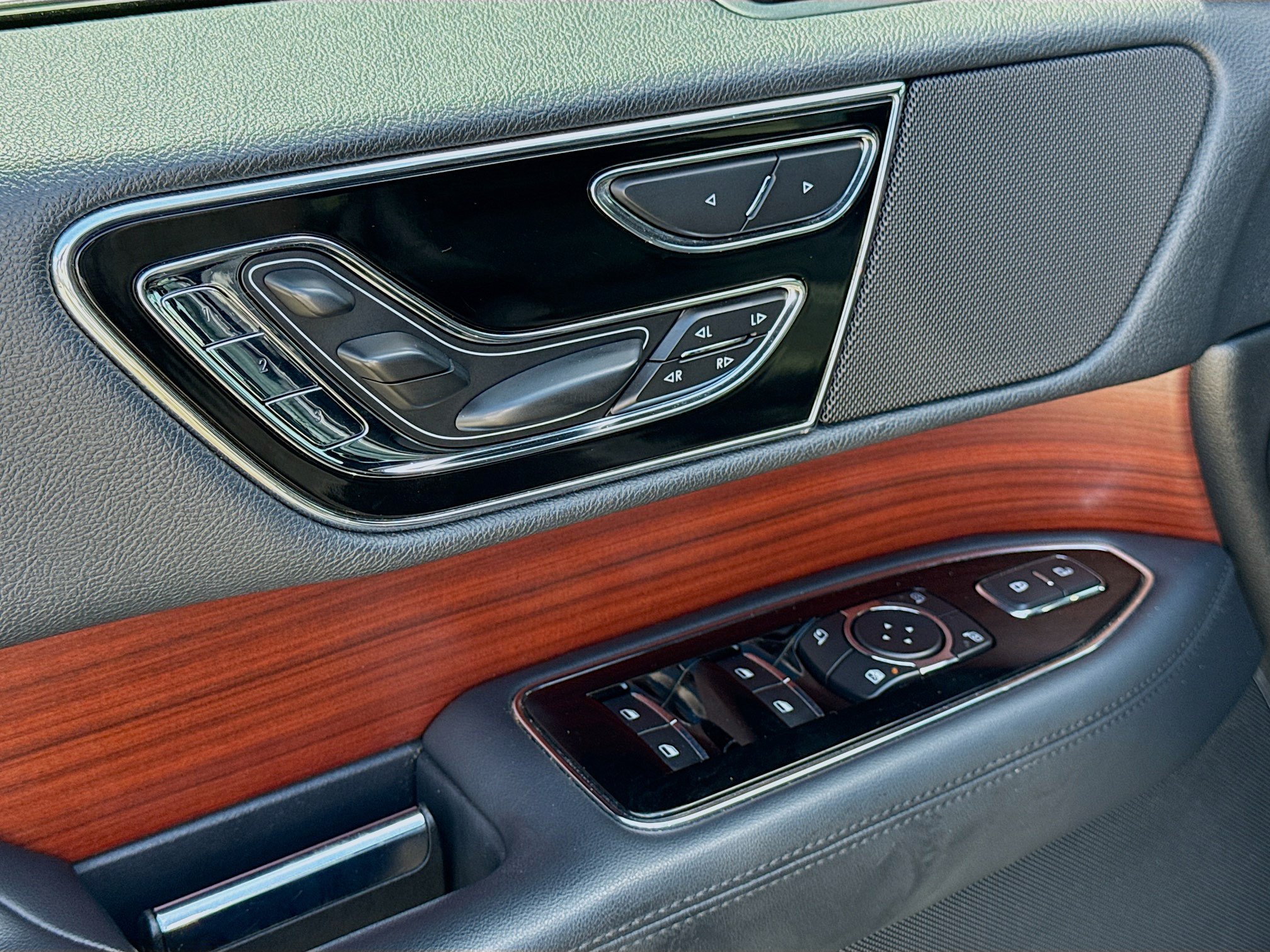 Used 2022 Lincoln Navigator Reserve AWD/4WD image 24