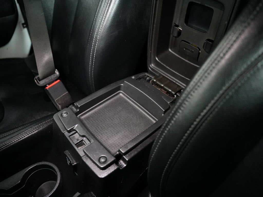 Used 2015 Jeep Wrangler Unlimited Sahara w/ Connectivity Group image 33