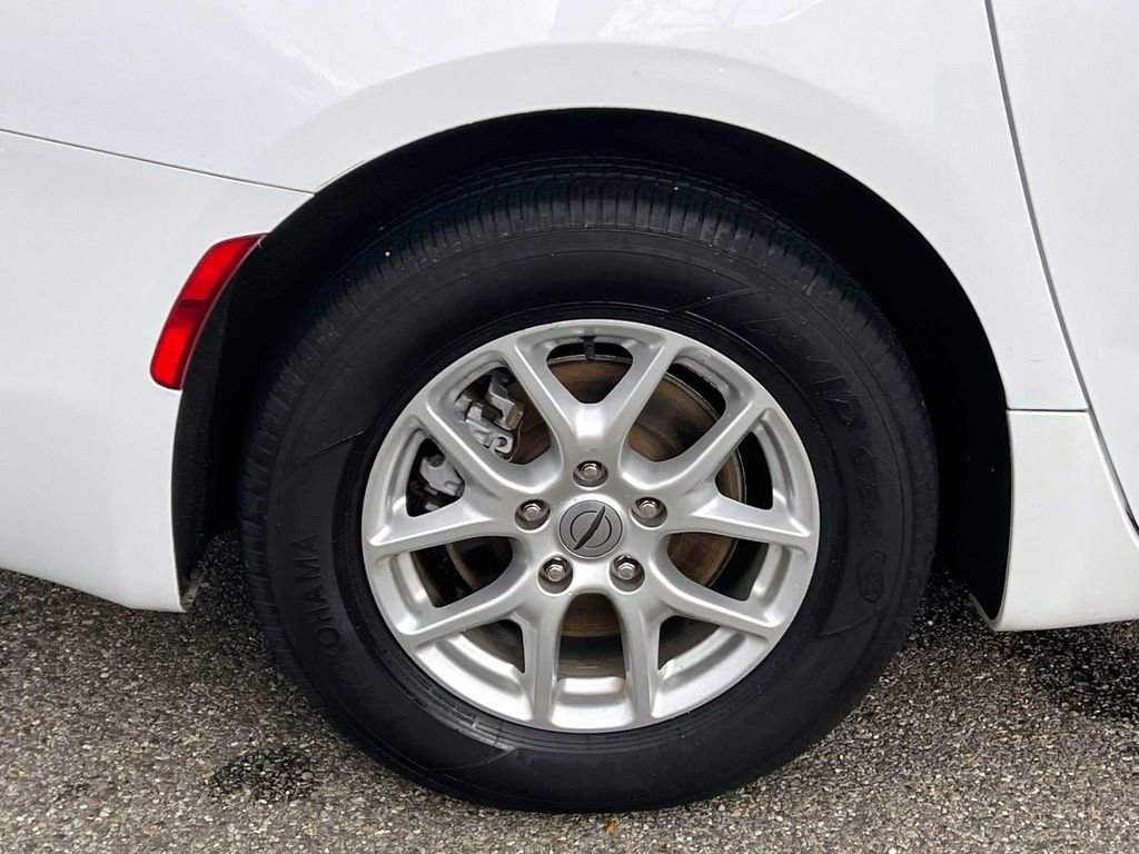 Certified 2021 Chrysler Voyager Lxi image 10