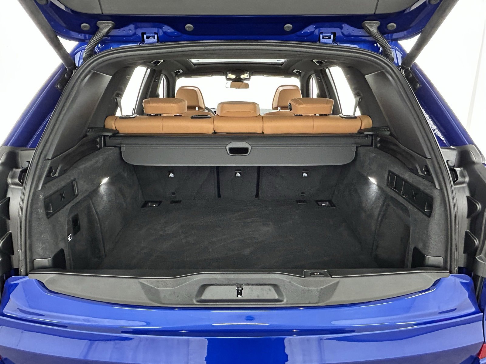 Used 2025 BMW X5 M60i w/ Parking Assistance Package image 38