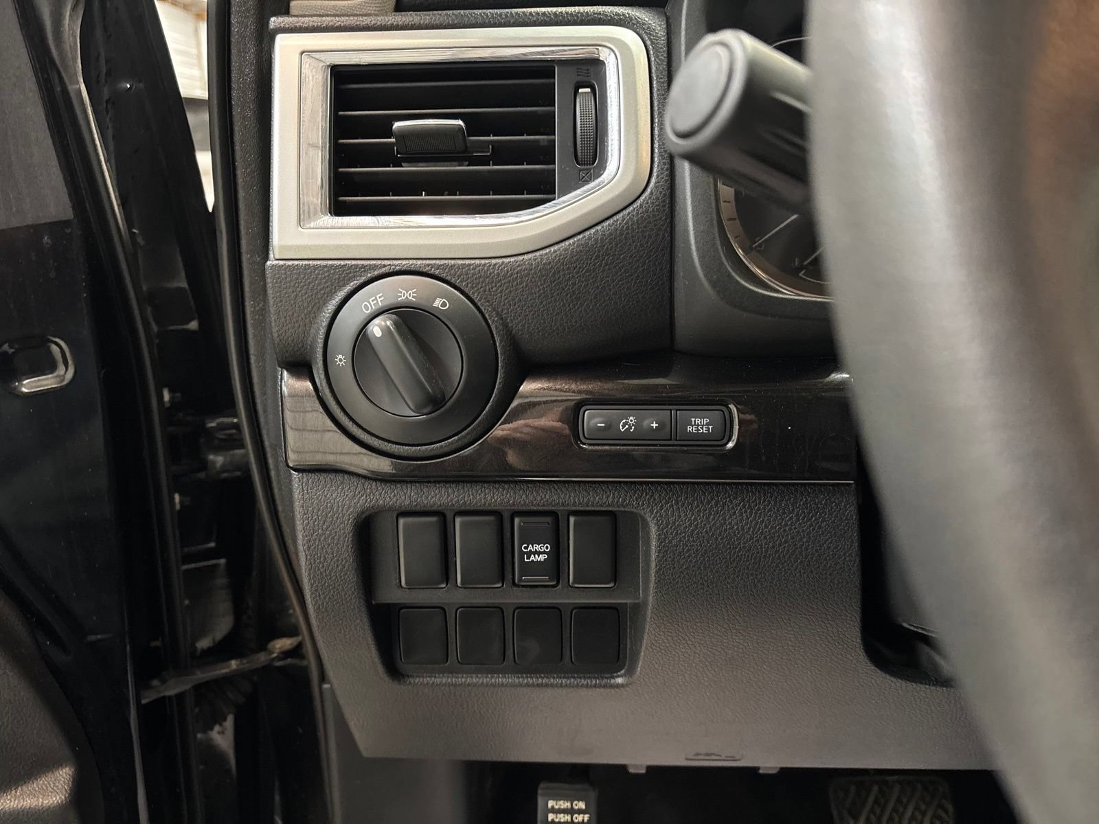 Used 2017 Nissan Titan SV AWD/4WD image 16