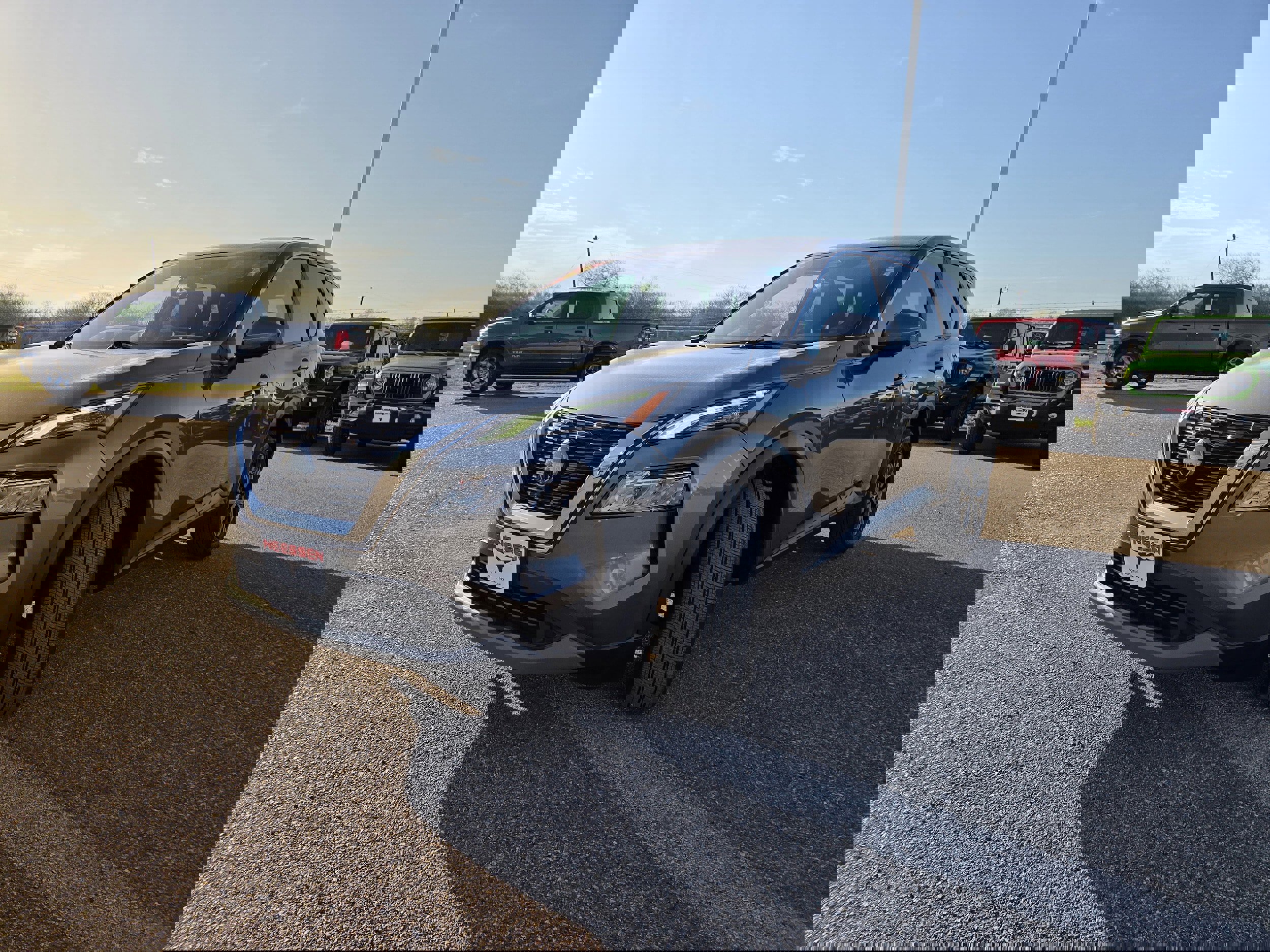 Used 2022 Nissan Rogue SV image 3