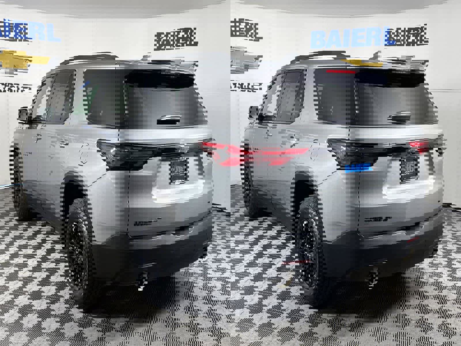 Used 2023 Chevrolet Traverse LT w/ Midnight/Sport Edition image 3