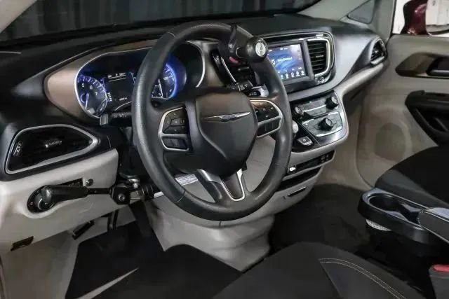 Used 2018 Chrysler Pacifica Touring Plus w/ Tire & Wheel Group FWD image 3