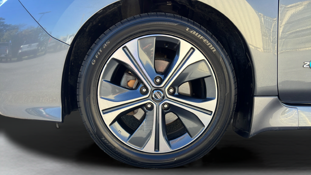 Used 2019 Nissan Leaf SV w/ SV Technology Package FWD image 9