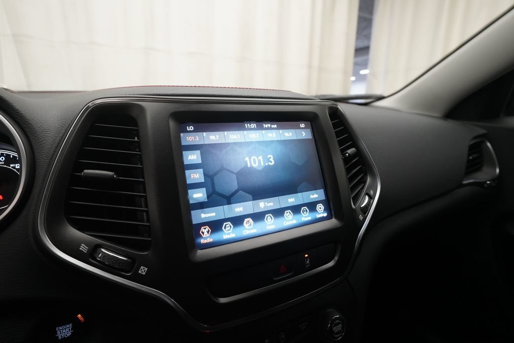 Used 2022 Jeep Cherokee Trailhawk w/ Comfort/Convenience Group AWD/4WD image 6
