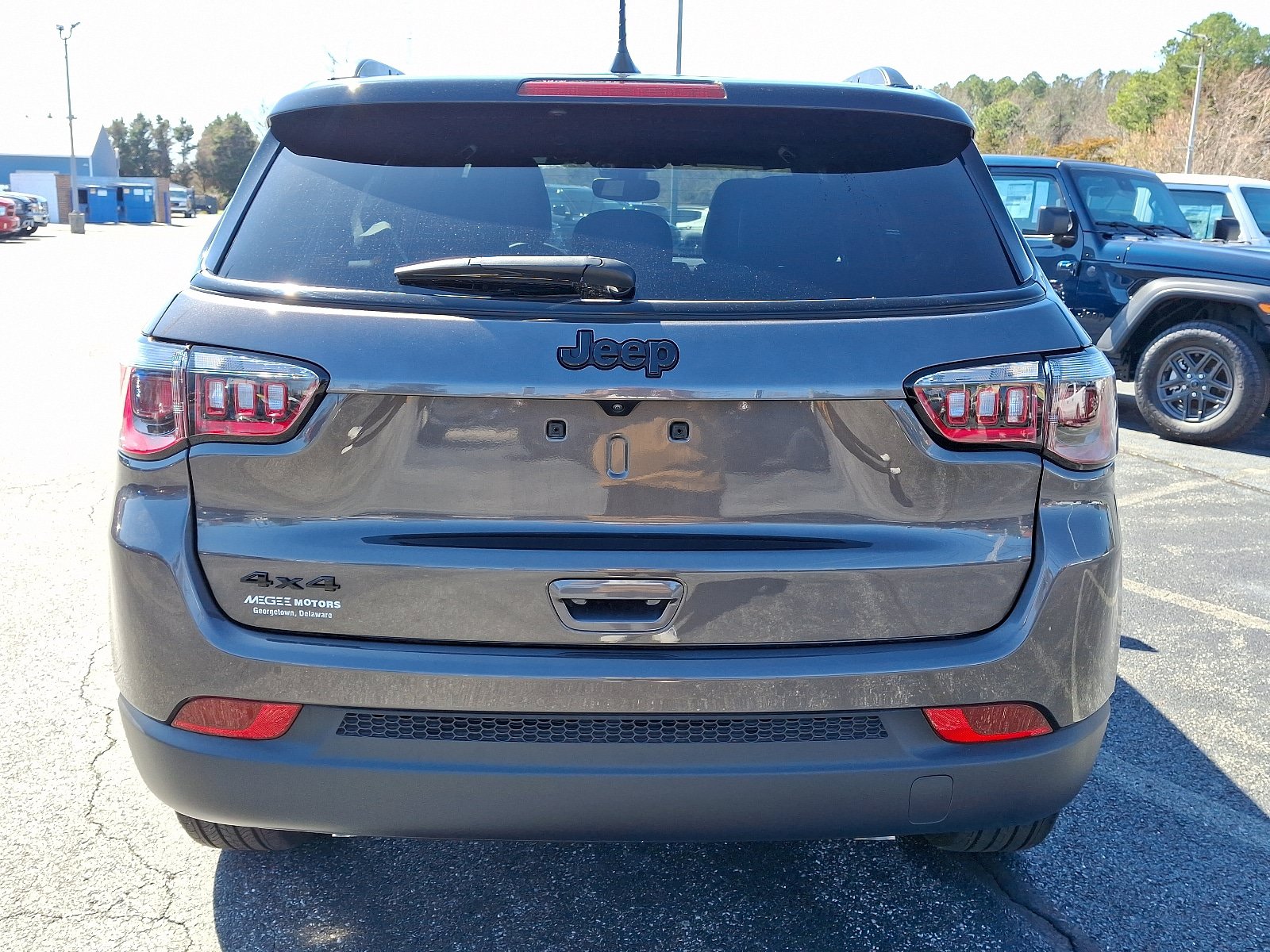 Used 2024 Jeep Compass Latitude w/ Convenience Group AWD/4WD image 5