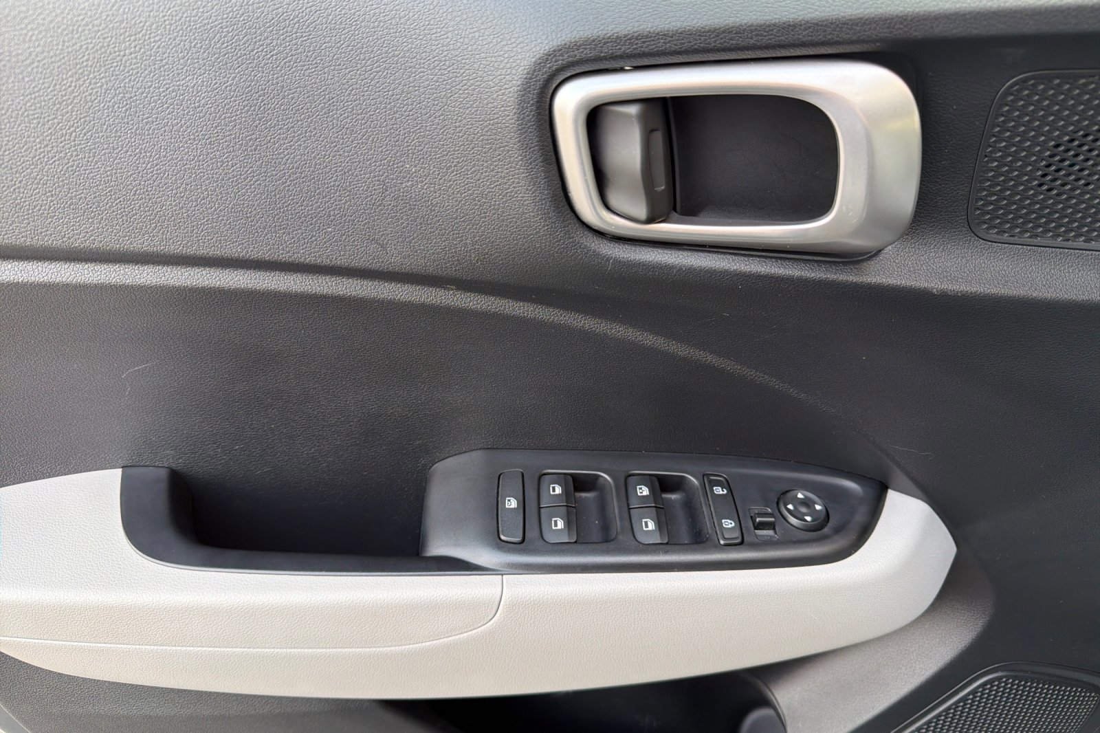 Used 2025 Hyundai Venue SEL image 11