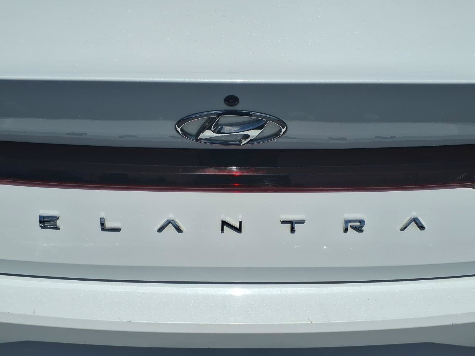 Certified 2022 Hyundai Elantra SEL w/ Preferred Accessory Package FWD image 15