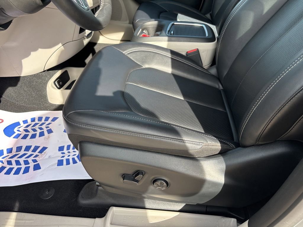 Used 2024 Chrysler Pacifica Touring-L FWD image 15