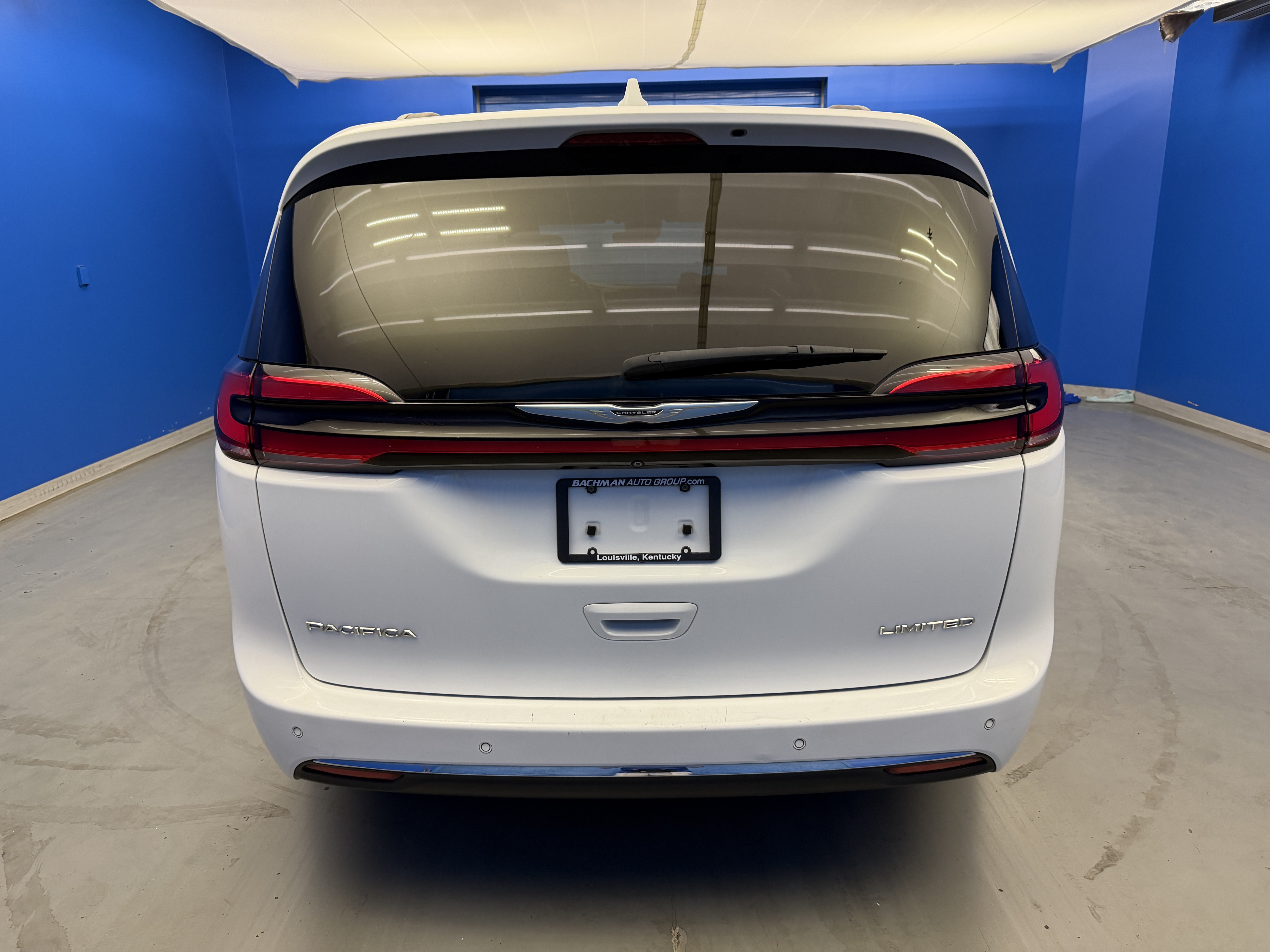 Used 2022 Chrysler Pacifica Limited w/ Uconnect Theater Family Group FWD image 6