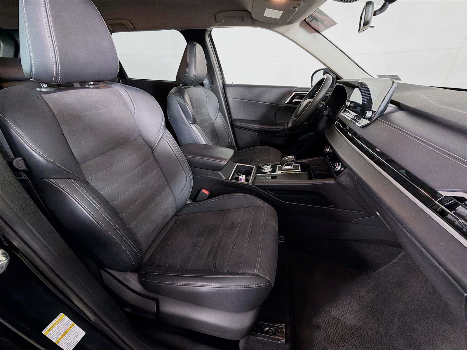 Used 2023 Mitsubishi Outlander SE image 29