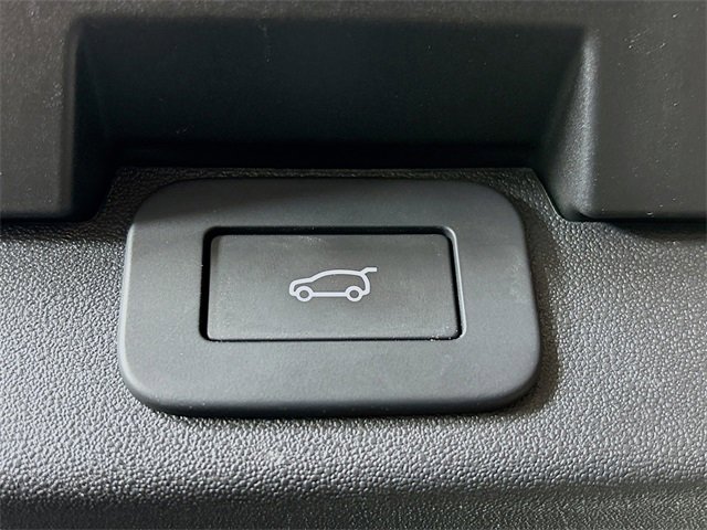 Certified 2023 Land Rover Discovery Metropolitan Edition image 28