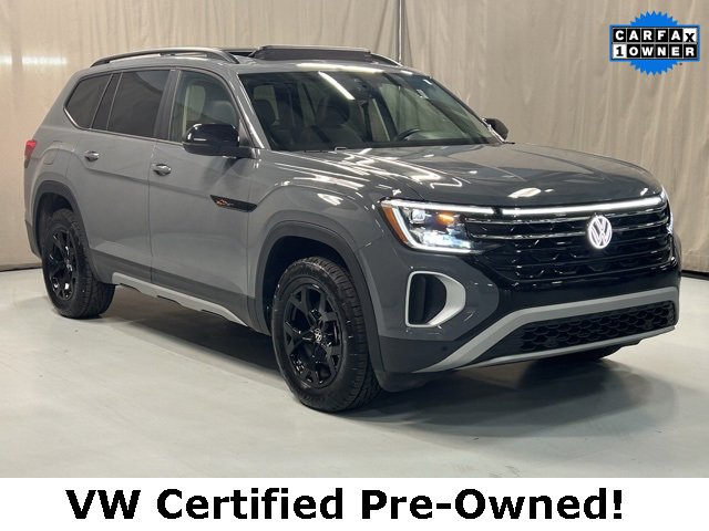 Certified 2025 Volkswagen Atlas Peak Edition SE image 1