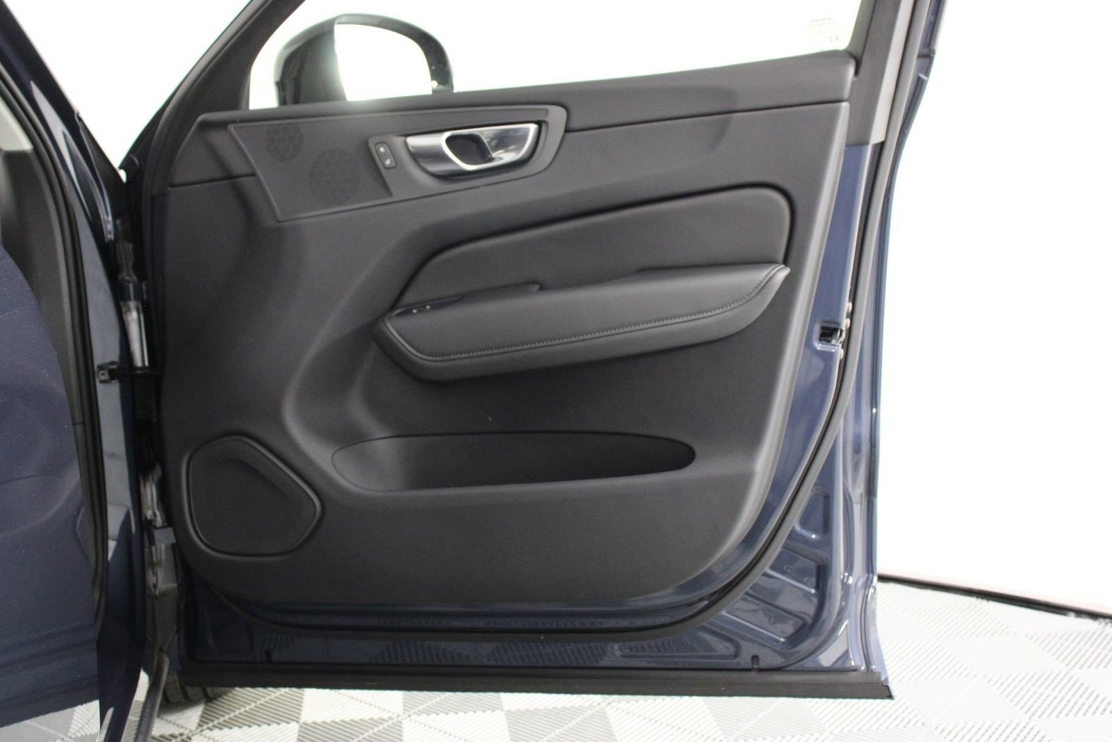 Certified 2025 Volvo XC60 T8 Plus w/ Protection Package Premier image 21