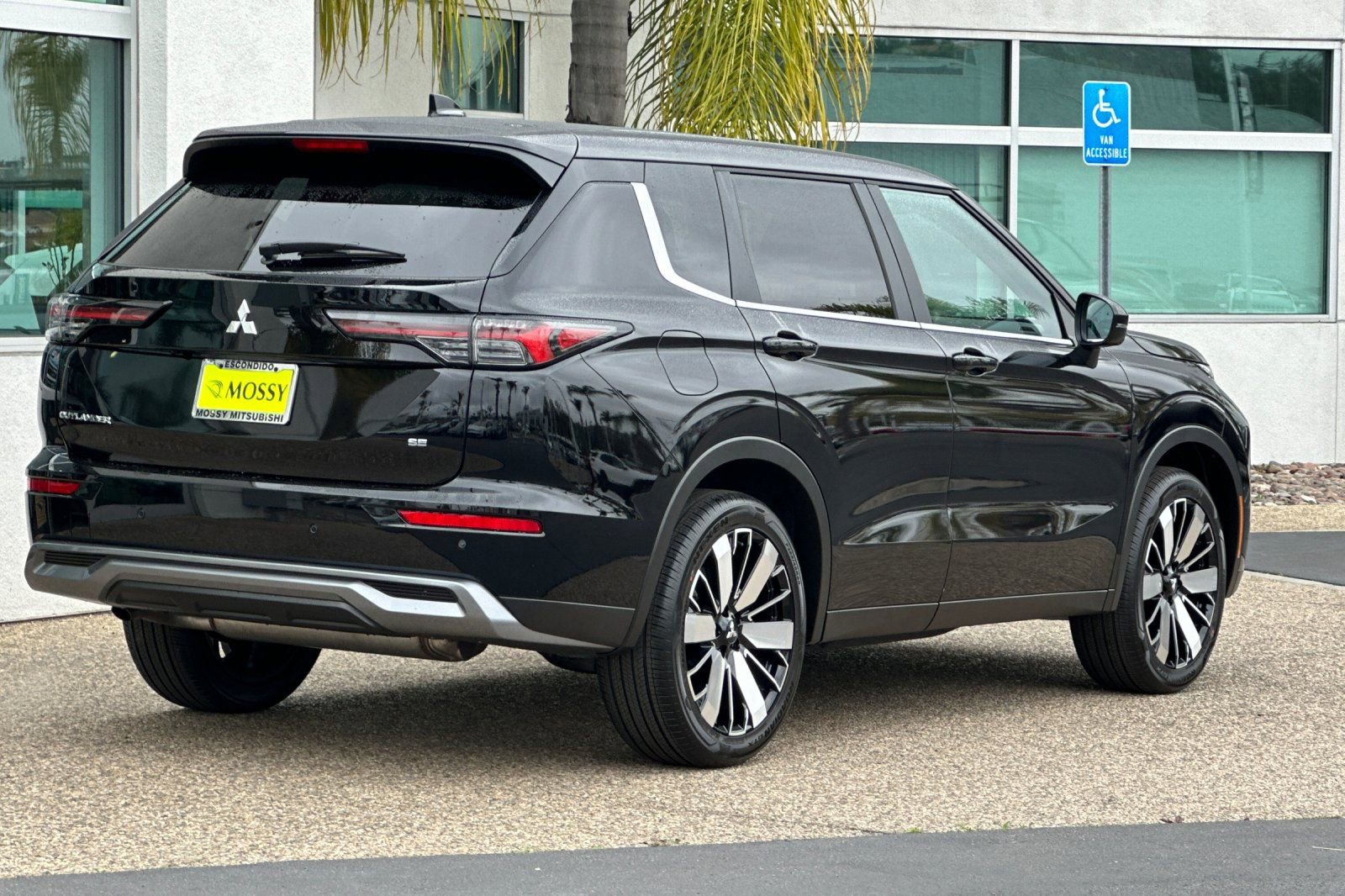 New 2025 Mitsubishi Outlander SE image 4