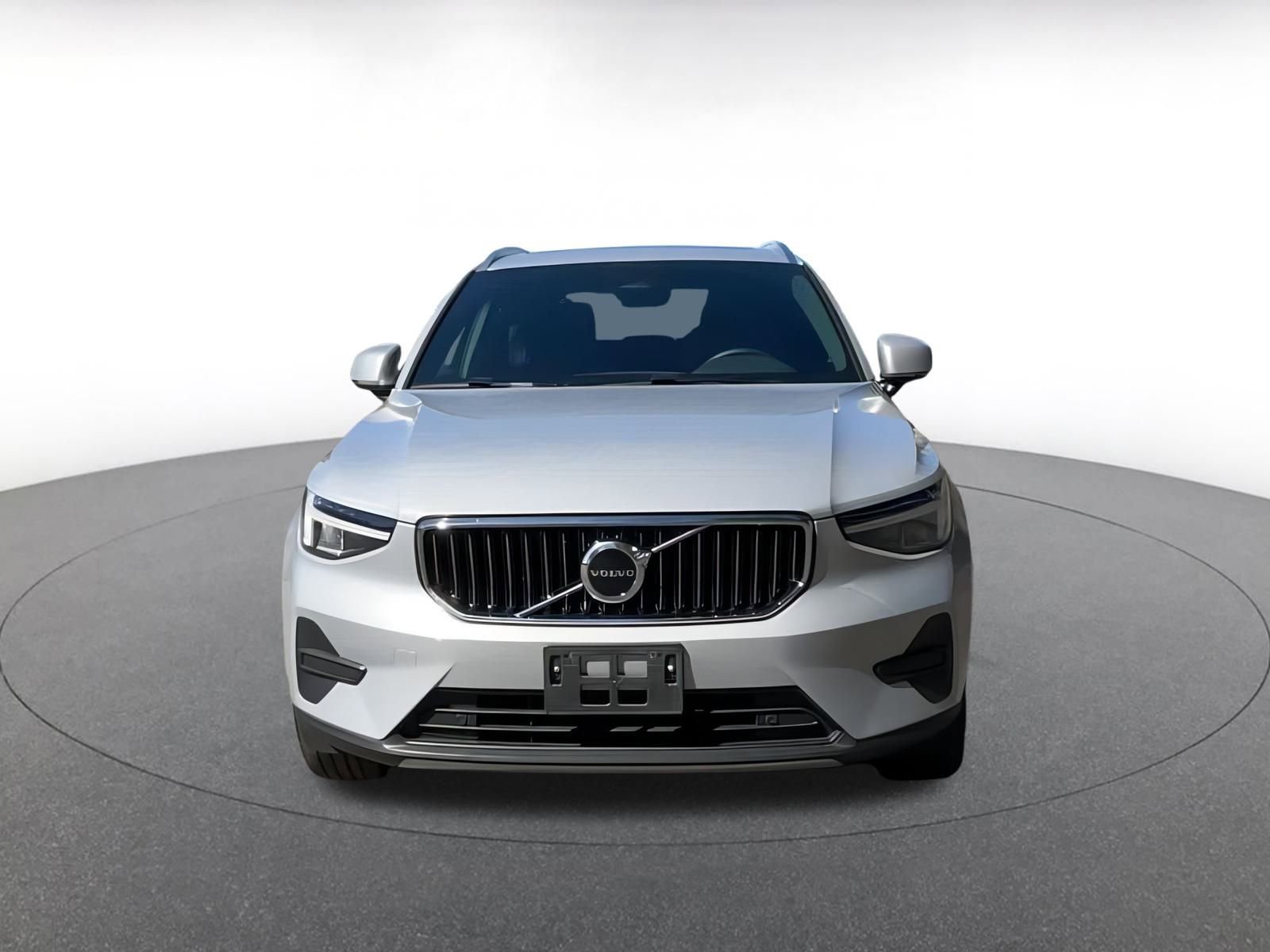 Used 2024 Volvo XC40 B5 Core image 4
