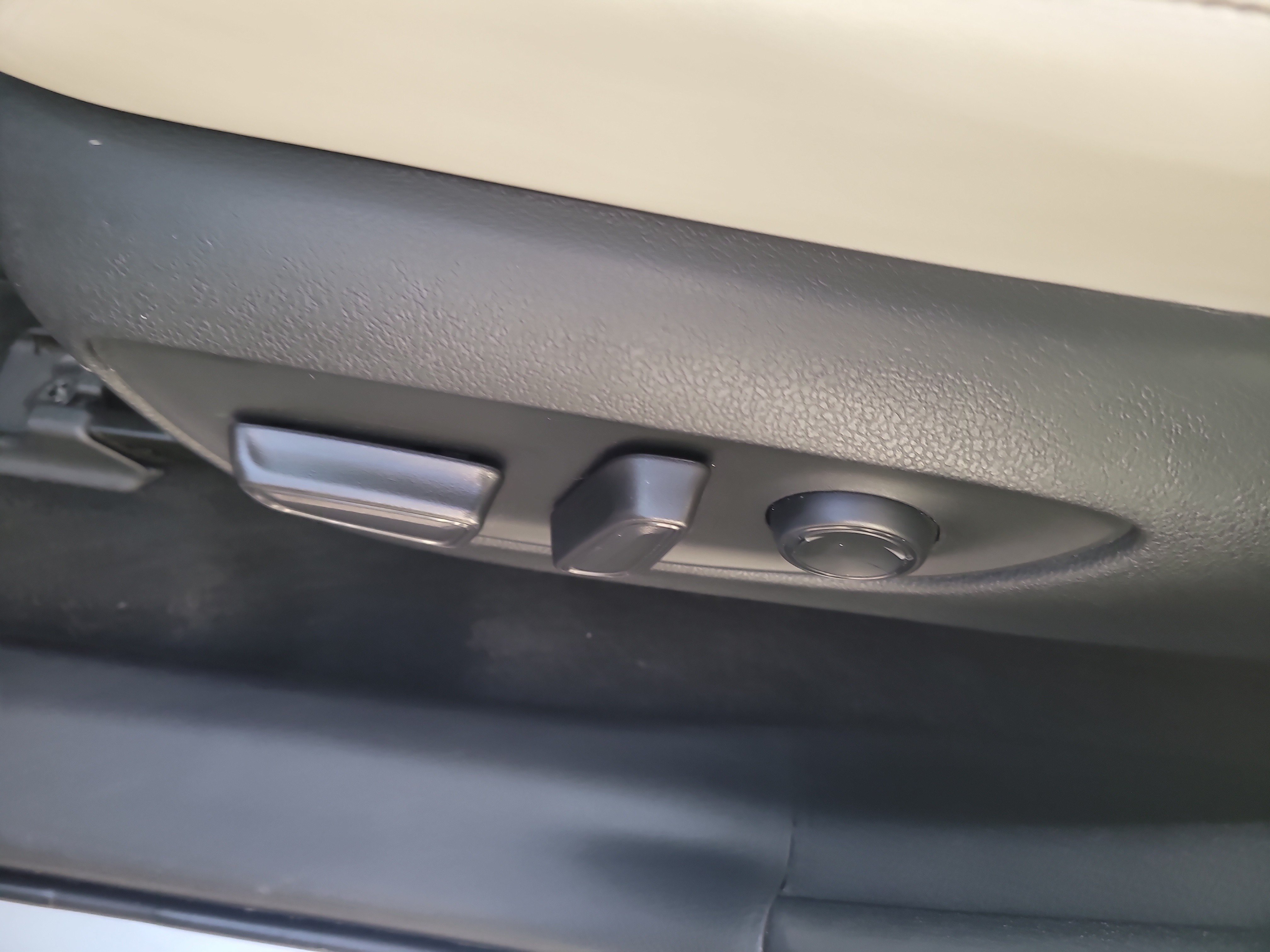 Used 2020 Toyota RAV4 XLE Premium FWD image 22