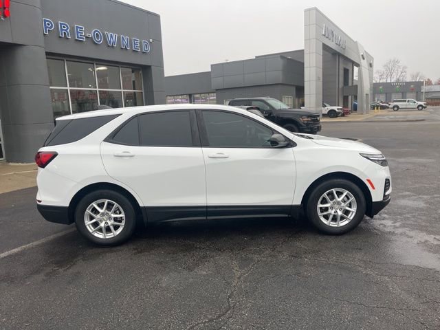 Used 2022 Chevrolet Equinox LS w/ LS Convenience Package image 4