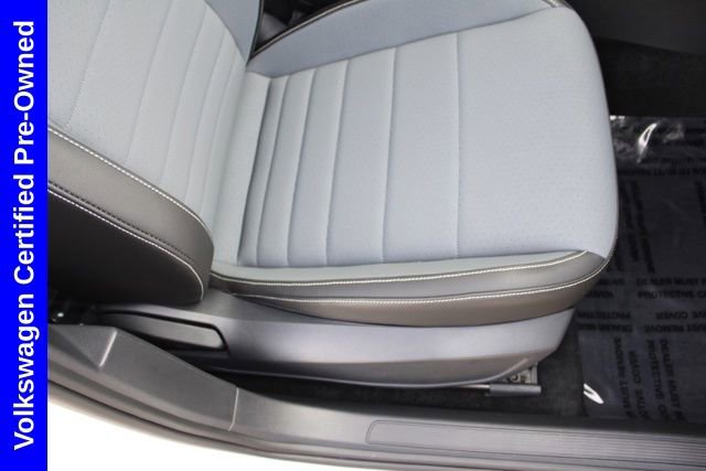 Used 2025 Volkswagen Jetta SE FWD image 19