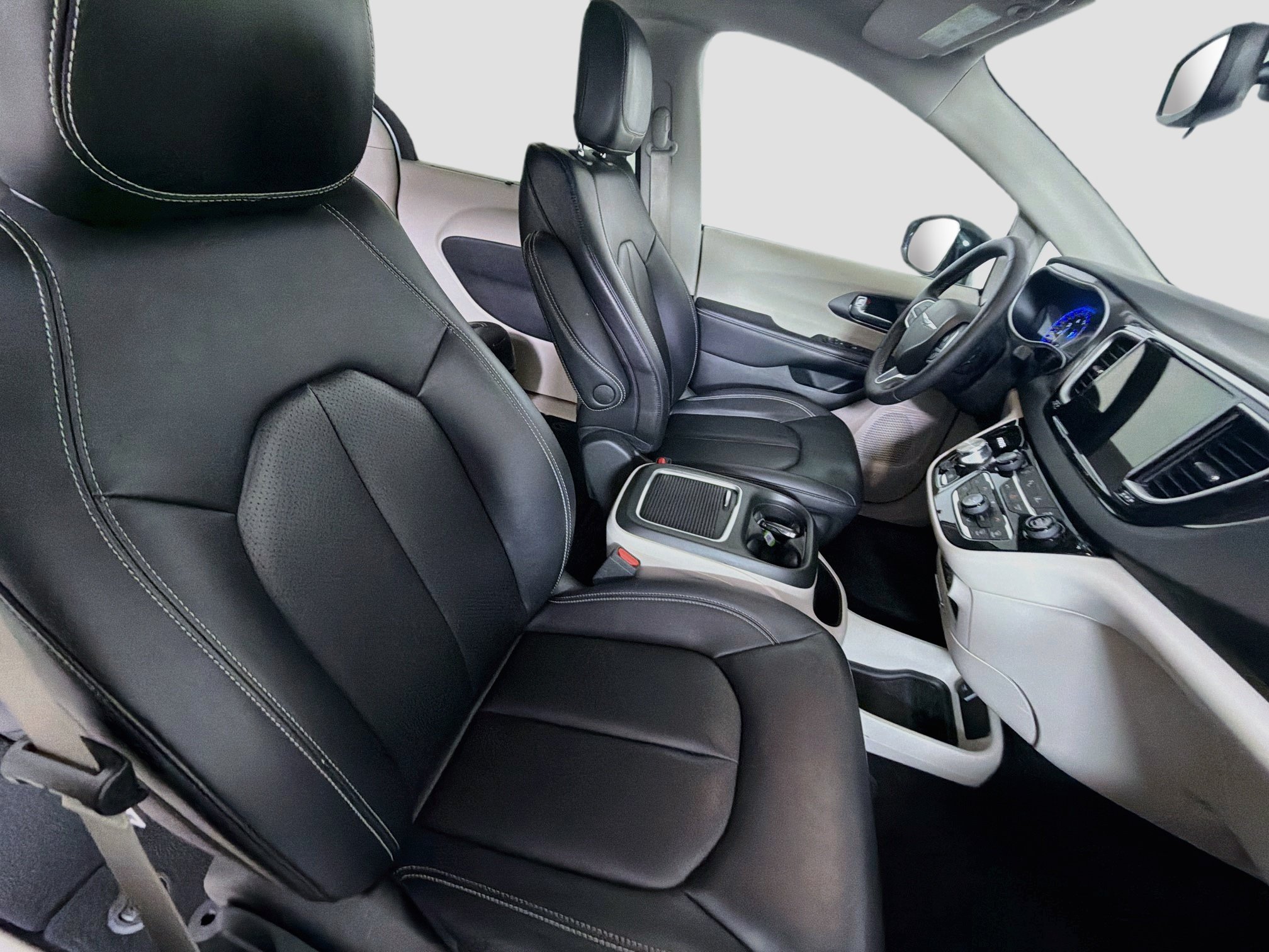 Used 2024 Chrysler Pacifica Touring-L FWD image 32