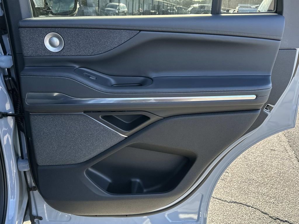 New 2025 Lincoln Navigator Reserve w/ Jet Appearance Package image 16
