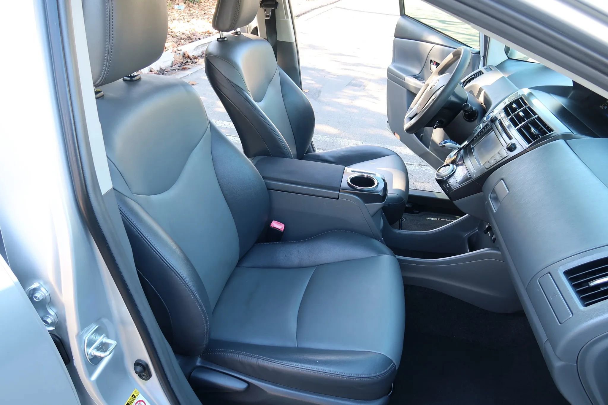 Used 2012 Toyota Prius V Five w/ Preferred Accessory Pkg FWD image 9