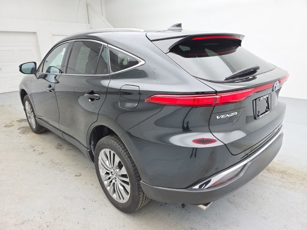 Used 2024 Toyota Venza XLE image 9