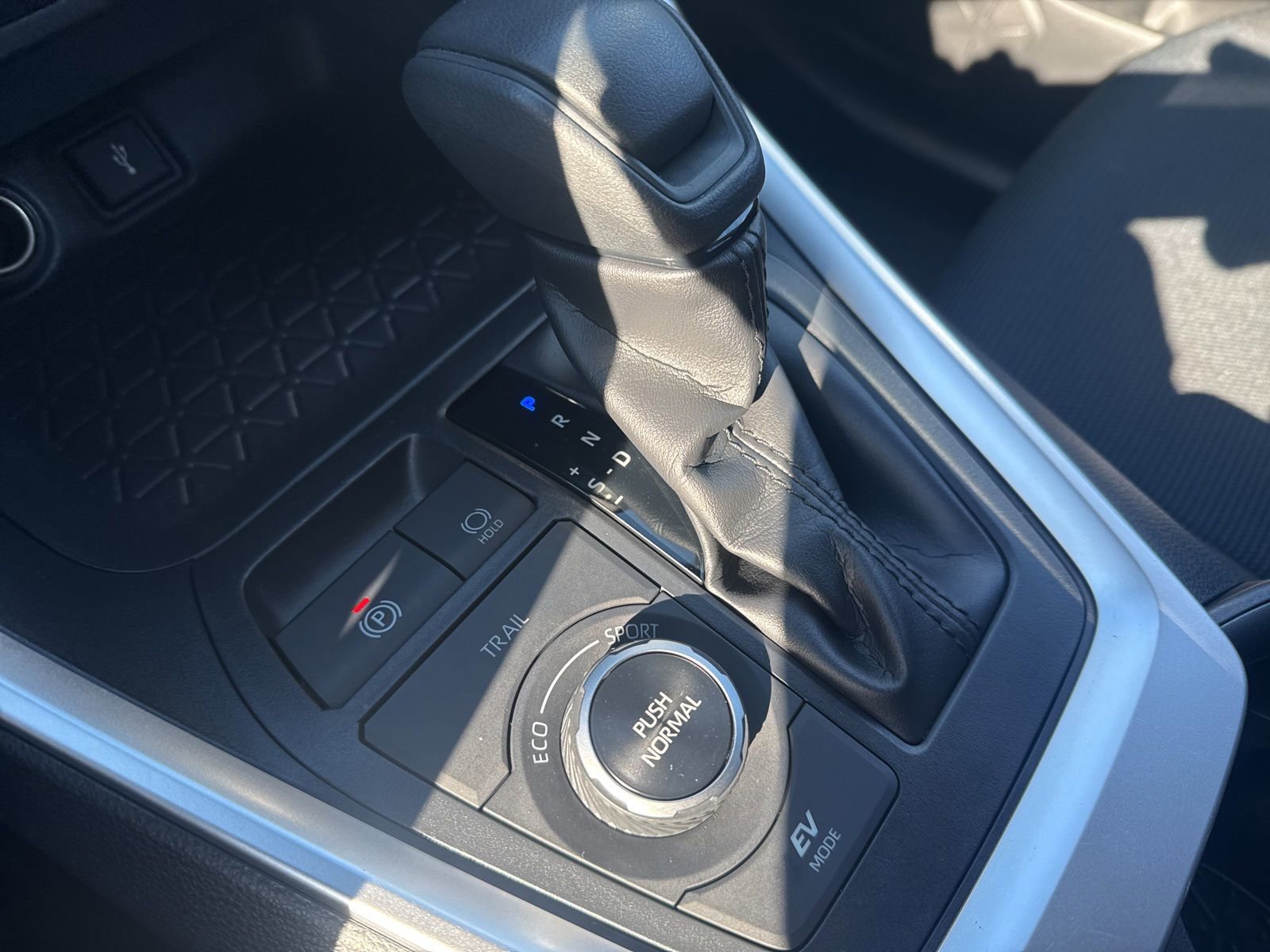 Used 2021 Toyota RAV4 LE image 22