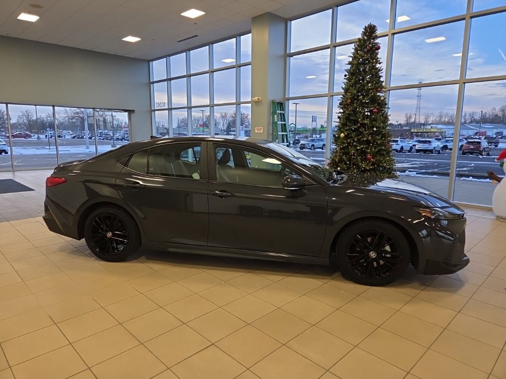 Used 2025 Toyota Camry SE image 5