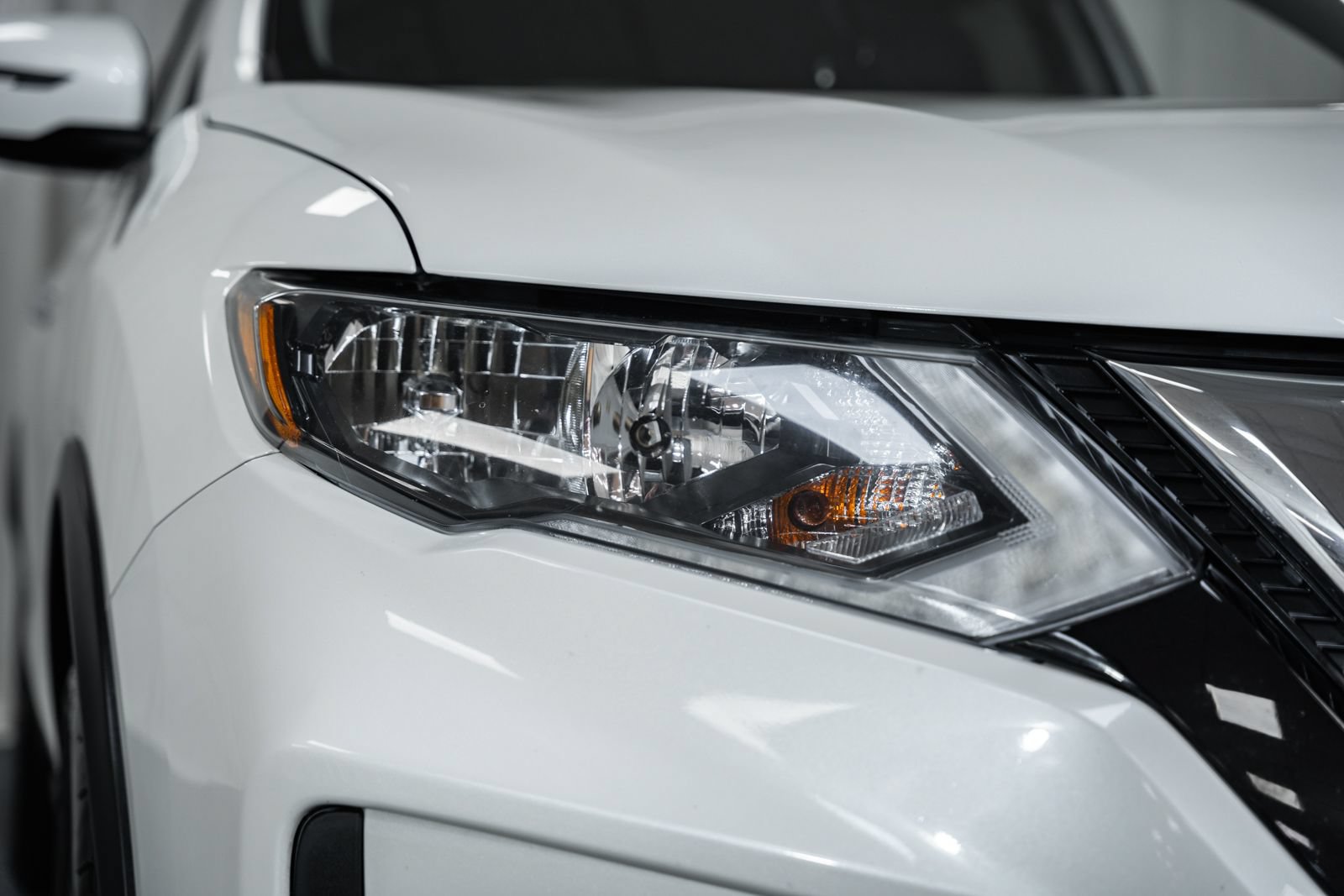 Used 2017 Nissan Rogue SV AWD/4WD image 10